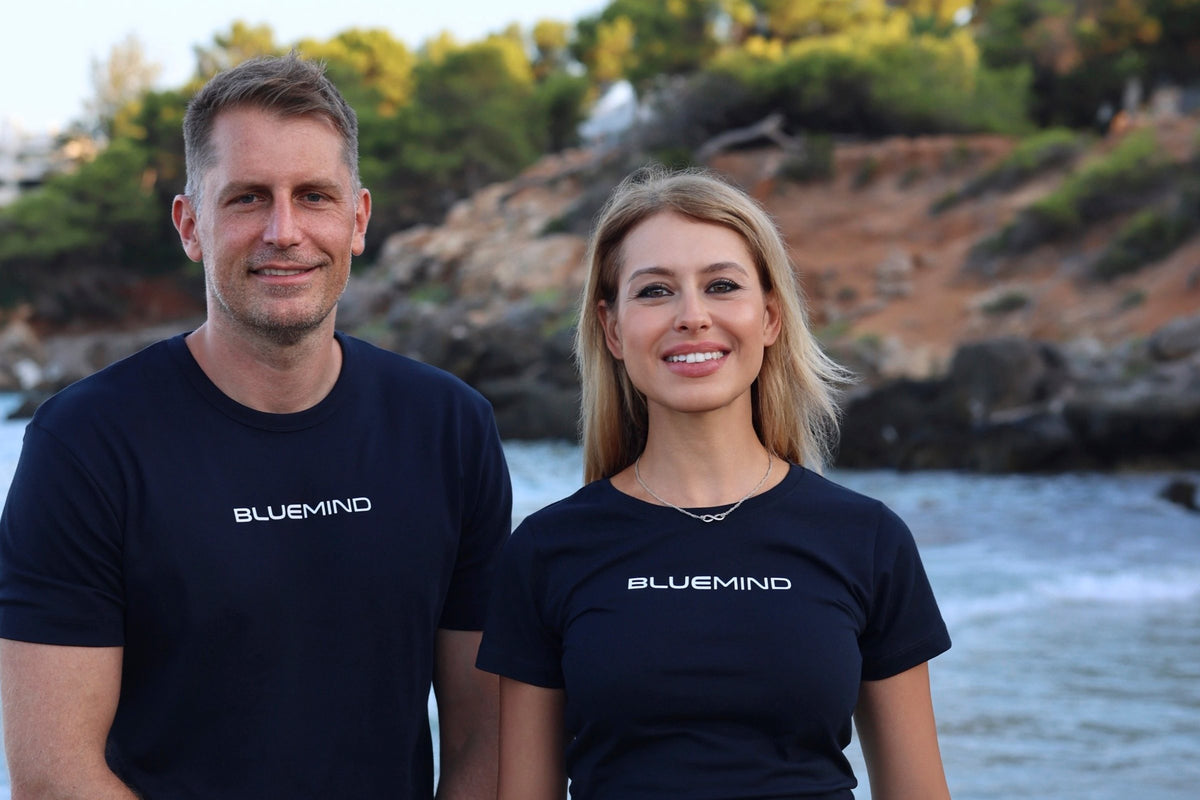 Die BLUEMIND Gründer in BLUEMIND T-Shirts an der Felsküste am Meer