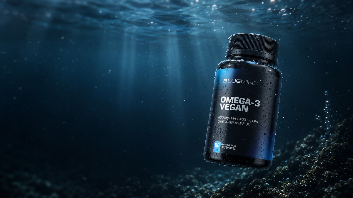 BLUEMIND Omega-3 vegan Dose unter Wasser im tiefblauen Meer mit Lichtstrahlen
