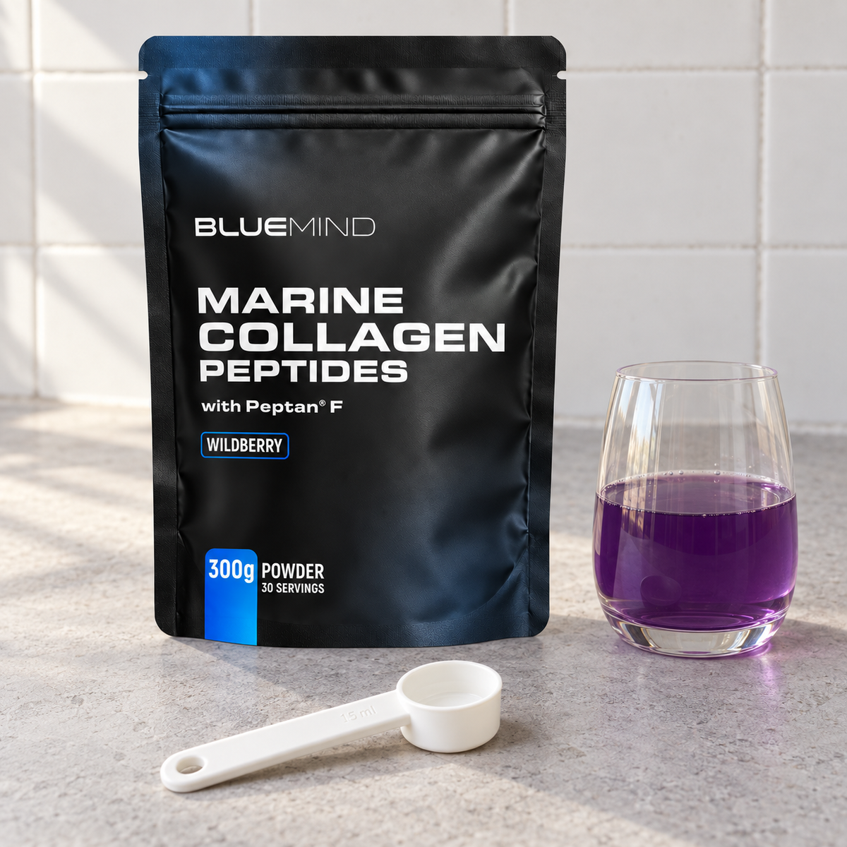 BLUEMIND Marine Collagen Peptan® F Waldbeere – 300-g-Beutel mit Messlöffel und Glas mit violettem Getränk